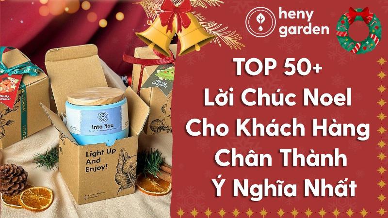 Một món quà Giáng Sinh ấm cúng cho gia đình hoặc người yêu, có thể là chăn, nến thơm, hoặc bộ tách trà đặt trên bàn gỗ.